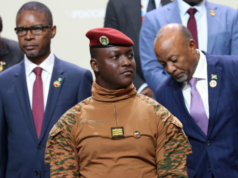 Mali e Burkina Faso proíbem cidadãos dos EUA em reação às restrições de viagem de Trump Mali e Burkina Faso proíbem cidadãos dos EUA em reação às restrições de viagem de Trump