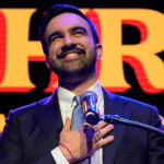 John Catsimatidis, à esquerda, e Margo Catsimatidis participam do The King's Trust Global Gala na Casa Cipriani na quinta-feira, 2 de maio de 2024, em Nova York. (Foto de Evan Agostini/Invision/AP)