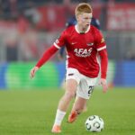 Adam Wharton jogando contra a Albânia pela Inglaterra.