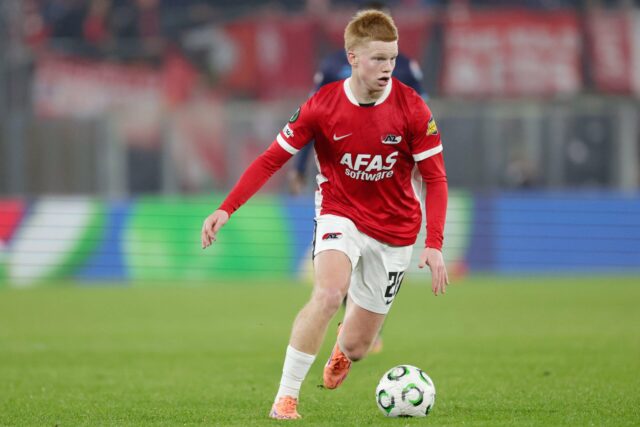 Adam Wharton jogando contra a Albânia pela Inglaterra.