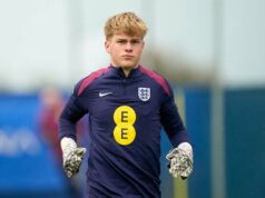 Man Utd anuncia contratação do goleiro maravilhoso Charlie Hardy, James Overy reage Charlie Hardy treinando com a Inglaterra Sub-16