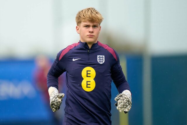Charlie Hardy treinando com a Inglaterra Sub-16