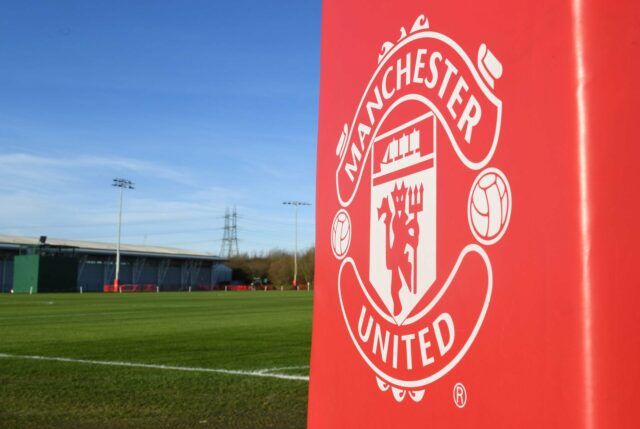 Manchester United contrata Sócrates, talento da academia fecha acordo após testes com Arsenal e Tottenham
