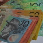 Tesoureiro Dr. Jim Chalmers durante uma conferência de imprensa na Casa do Parlamento em Canberra na segunda-feira, 8 de dezembro de 2025. fedpol Foto: Alex Ellinghausen