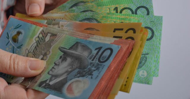 Mandato de dinheiro para empresas australianas daqui a algumas semanas Tesoureiro Dr. Jim Chalmers durante uma conferência de imprensa na Casa do Parlamento em Canberra na segunda-feira, 8 de dezembro de 2025. fedpol Foto: Alex Ellinghausen