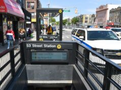 Maníaco acusado de cortar estranho com cortador de caixa devido a colisão acidental em Nova York – e sai sob fiança Trabalhador do MTA cai em buraco nos trilhos. Quarta-feira, 8 de maio de 2019