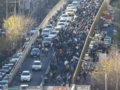 Manifestante solitário encara as forças de segurança enquanto crescente agitação abala o Irã O líder supremo iraniano, aiatolá Ali Khamenei, encontra-se com estudantes em Teerã em novembro.