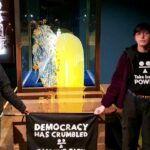 Os manifestantes que derramaram creme e crumble de maçã nas joias da coroa na Torre de Londres pertenciam a um grupo chamado Take Back Power.