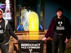 Manifestantes presos após espalhar creme e migalhas na caixa das Joias da Coroa Os manifestantes que derramaram creme e crumble de maçã nas joias da coroa na Torre de Londres pertenciam a um grupo chamado Take Back Power.