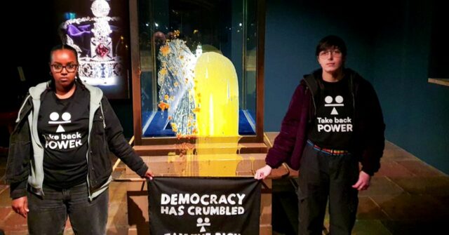 Os manifestantes que derramaram creme e crumble de maçã nas joias da coroa na Torre de Londres pertenciam a um grupo chamado Take Back Power.