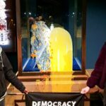 Manifestantes untam joias da coroa com crumble de maçã e creme