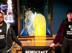 Manifestantes untam joias da coroa com crumble de maçã e creme Manifestantes untam joias da coroa com crumble de maçã e creme