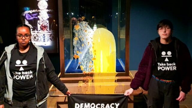 Manifestantes untam joias da coroa com crumble de maçã e creme
