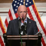 O senador dos EUA Mark Kelly, democrata do Arizona, fala durante uma entrevista coletiva no Capitólio dos EUA em 1º de dezembro de 2025 em Washington, DC.