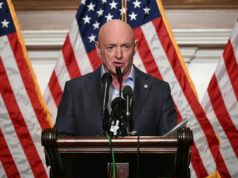 ‘Mantenha a boca fechada.’ Mark Kelly revida investigação de Trump e do Pentágono O senador dos EUA Mark Kelly, democrata do Arizona, fala durante uma entrevista coletiva no Capitólio dos EUA em 1º de dezembro de 2025 em Washington, DC.