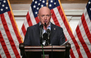 ‘Mantenha a boca fechada.’ Mark Kelly revida investigação de Trump e do Pentágono O senador dos EUA Mark Kelly, democrata do Arizona, fala durante uma entrevista coletiva no Capitólio dos EUA em 1º de dezembro de 2025 em Washington, DC.