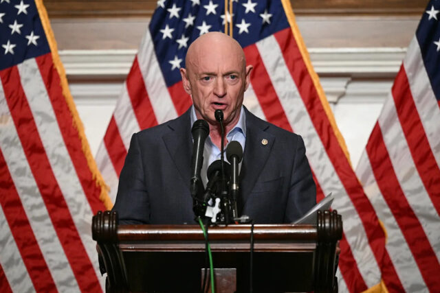 O senador dos EUA Mark Kelly, democrata do Arizona, fala durante uma entrevista coletiva no Capitólio dos EUA em 1º de dezembro de 2025 em Washington, DC.