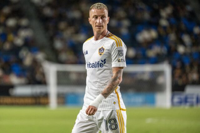 Jadon Sancho jogando pelo Aston Villa