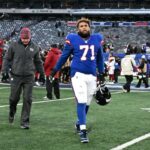 O guarda do Giants, Marcus Mbow (71), sai do campo depois que o Washington Commanders derrotou o Giants por 29-21 em East Rutherford, NJ.