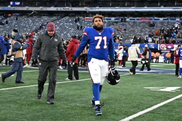 O guarda do Giants, Marcus Mbow (71), sai do campo depois que o Washington Commanders derrotou o Giants por 29-21 em East Rutherford, NJ. 