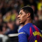 Marcus Rashford dribla a bola para o Barcelona