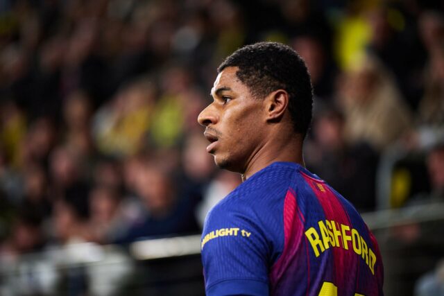 Marcus Rashford dribla a bola para o Barcelona