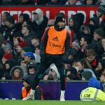 O substituto Alejandro Garnacho, do Manchester United, durante o aquecimento antes da partida da Premier League entre Wolverhampton Wanderers FC e Manchester United FC, em Molineux, em 26 de dezembro de 2024