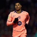 Marcus Rashford assistindo Barcelona jogar basquete