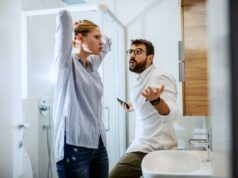 Marido critica esposa por hábito ‘nojento’ de ir ao banheiro – e recebe reação rápida Marido critica esposa por hábito ‘nojento’ de ir ao banheiro – e recebe reação rápida