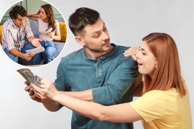 Casal discutindo sobre finanças domésticas na sala de estar.