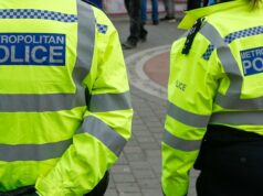 Marido e outros homens drogaram e estupraram repetidamente mulheres ao longo de 13 anos, dizem os promotores Todos os seis homens devem comparecer ao Tribunal de Magistrados de Swindon, a oeste de Londres, na terça-feira.