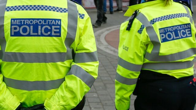 Todos os seis homens devem comparecer ao Tribunal de Magistrados de Swindon, a oeste de Londres, na terça-feira.