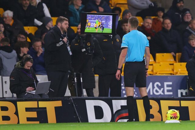 Mark Clattenburg dá uma opinião sobre o incidente do VAR Bruno Fernandes - estatísticas vs Wolves (A)