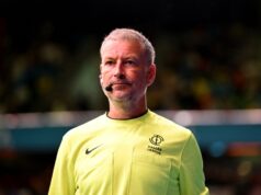 Mark Clattenburg revela sua reação de choque depois de assistir à última partida de Sir Alex Ferguson no Man Utd Sir Alex Ferguson dando autógrafos em 2013 para funcionários