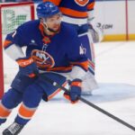 O defensor dos Islanders, Marshall Warren (41), no gelo durante o segundo período, quando o New York Islanders jogou contra o New Jersey Devils na terça-feira, 23 de dezembro de 2025, na UBS Arena em Elmont, NY.