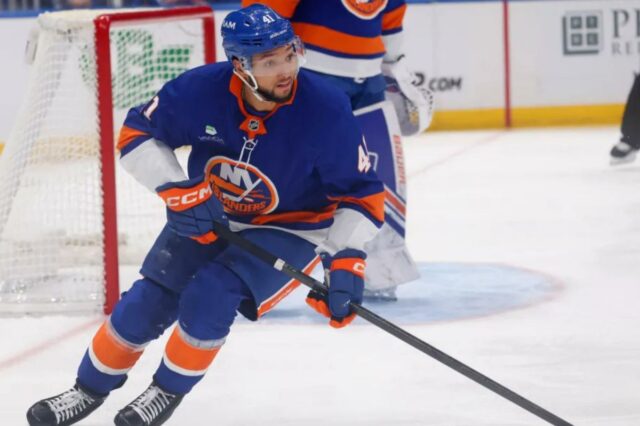 O defensor dos Islanders, Marshall Warren (41), no gelo durante o segundo período, quando o New York Islanders jogou contra o New Jersey Devils na terça-feira, 23 de dezembro de 2025, na UBS Arena em Elmont, NY. 