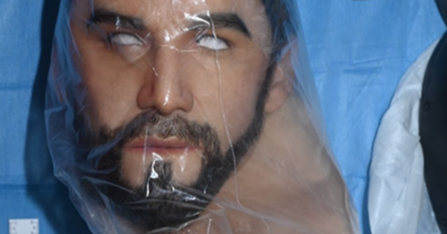 Uma máscara de silicone realista apreendida pela polícia.