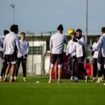 Mason Mount muda de posição durante a partida da Premier League entre Wolves e Manchester United no Molineux em Wolverhampton, Inglaterra, em 2025.