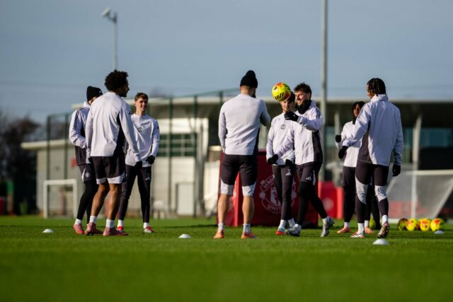 Mason Mount é 'um dos últimos' a fazer algo no Mason Mount muda de posição durante a partida da Premier League entre Wolves e Manchester United no Molineux em Wolverhampton, Inglaterra, em 2025.