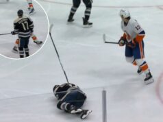 Mat Barzal dos Islanders foi ejetado após balançar o bastão no Mason Marchment dos Blue Jackets em cena selvagem Mat Barzal dá corda para acertar Mason Marchment durante um jogo no domingo.