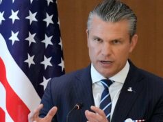 ‘Mate todo mundo’: Trump e Congresso examinam Hegseth sobre ataque ‘narcoterrorista’ O presidente Donald Trump fala com repórteres durante o vôo do Força Aérea Um no domingo.