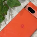 Google Pixel 7a em um cenário ensolarado