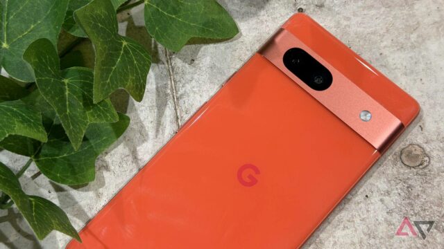 Google Pixel 7a em um cenário ensolarado