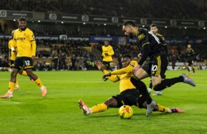 Matheus Cunha tem grande ‘vantagem’ sobre dois companheiros do Man Utd em algo que pode fazer, afirma Ruben Amorim Matheus Cunha, do Manchester United, derruba a bola durante a partida da Premier League entre Wolves e Manchester United em Molineux em 2025, em Wolverhampton, Inglaterra.