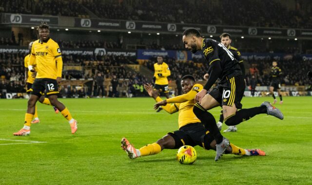 Matheus Cunha tem grande 'vantagem' sobre dois companheiros do Man Matheus Cunha, do Manchester United, derruba a bola durante a partida da Premier League entre Wolves e Manchester United em Molineux em 2025, em Wolverhampton, Inglaterra.