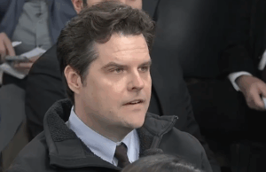 Matt Gaetz, membro da Press Corp, faz uma pergunta contundente sobre a Venezuela em briefing do Pentágono | Vídeo Jimmy Fallon apresenta a edição de 1º de dezembro de 2025 de