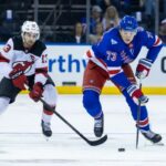 O pivô do New Jersey Devils, Nico Hischier (13), persegue o pivô do New York Rangers Matt Rempe (73) no primeiro período no Madison Square Garden, quinta-feira, 2 de outubro de 2025, em Nova York, NY.