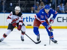 Matt Rempe ‘se aproximando’ do tão esperado retorno do Rangers ao dar um grande passo nos treinos O pivô do New Jersey Devils, Nico Hischier (13), persegue o pivô do New York Rangers Matt Rempe (73) no primeiro período no Madison Square Garden, quinta-feira, 2 de outubro de 2025, em Nova York, NY.