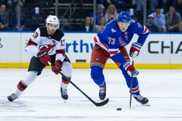 Matt Rempe ‘se aproximando’ do tão esperado retorno do Rangers O pivô do New Jersey Devils, Nico Hischier (13), persegue o pivô do New York Rangers Matt Rempe (73) no primeiro período no Madison Square Garden, quinta-feira, 2 de outubro de 2025, em Nova York, NY.