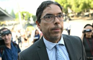 Matthew Perry Doctor, segundo a ser condenado pela morte do ator de ‘Friends’, fica 8 meses em confinamento domiciliar Nick Reiner com os pais Rob e Michele Reiner (por Chris Smith com Getty